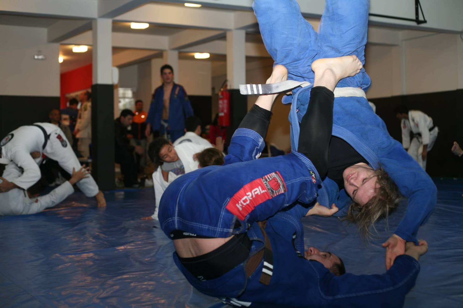 Adulto treinando jiu-jitsu no tatame
