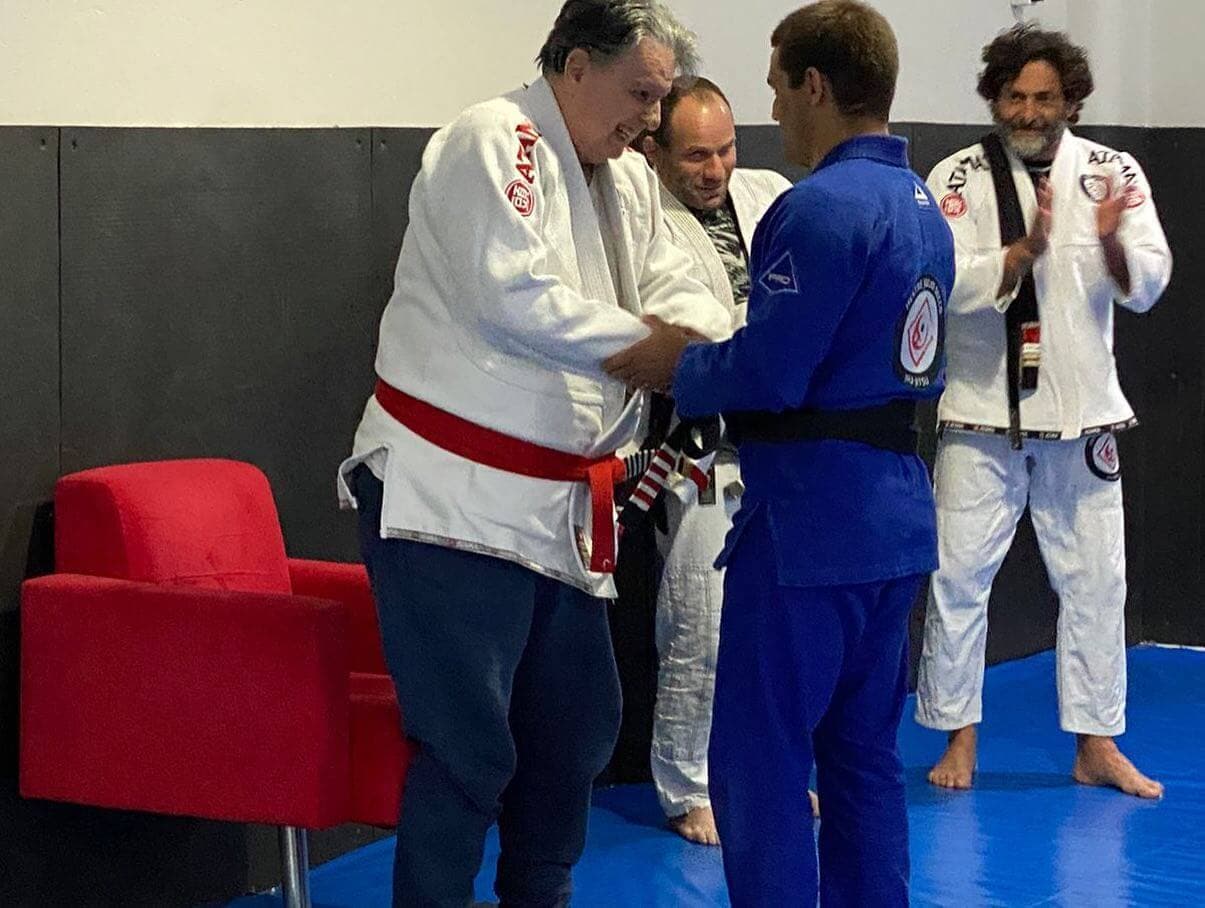 Momento de troca de faixa na Equipe Mestre Julio Secco